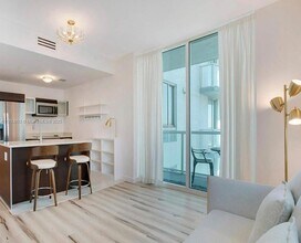 1900 N Bayshore Dr, Unit 03 in Miami, FL - Building Photo - Building Photo