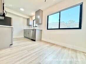 6958 Woodman Ave in Los Angeles, CA - Foto de edificio - Building Photo