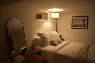 256 Aqueduct Rd, Unit 256 Aqueduct Rd in Cranston, RI - Building Photo