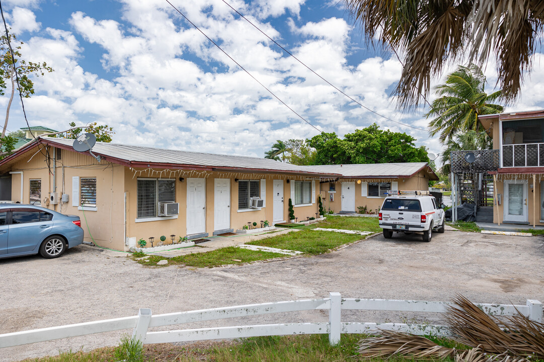 3137 Bayshore Dr in Naples, FL - Building Photo