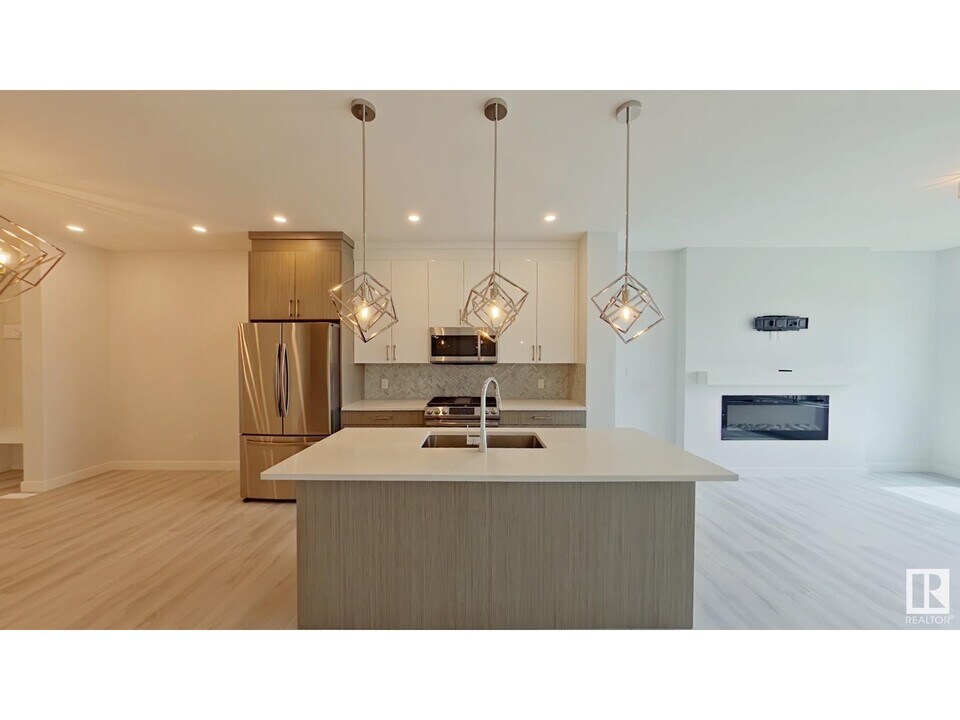 8070 Kiriak Link SW in Edmonton, AB - Building Photo