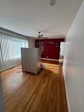 7045 W Carol Ave in Niles, IL - Foto de edificio - Building Photo