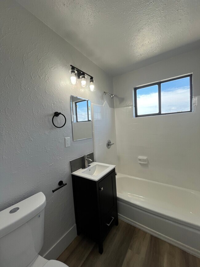 8029 S Hoover St, Unit 17 in Los Angeles, CA - Foto de edificio - Building Photo