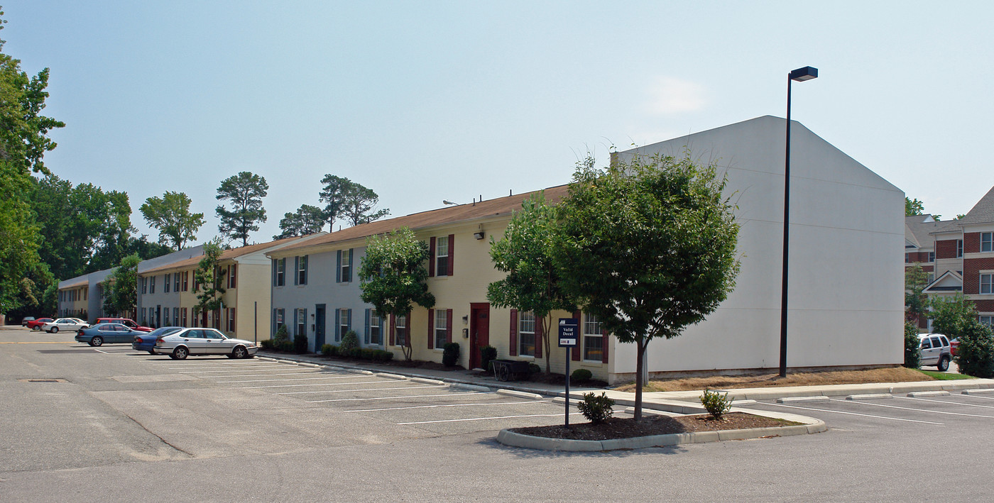 University Suites in Newport News, VA - Building Photo