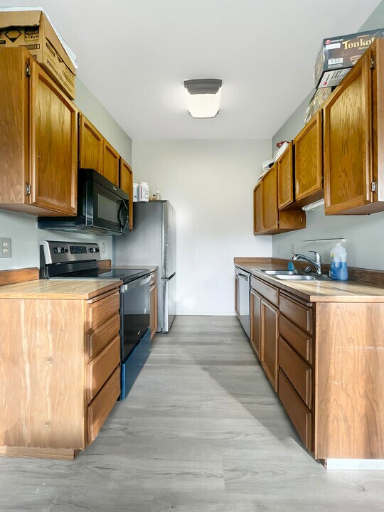 221 McCarrey St in Anchorage, AK - Building Photo