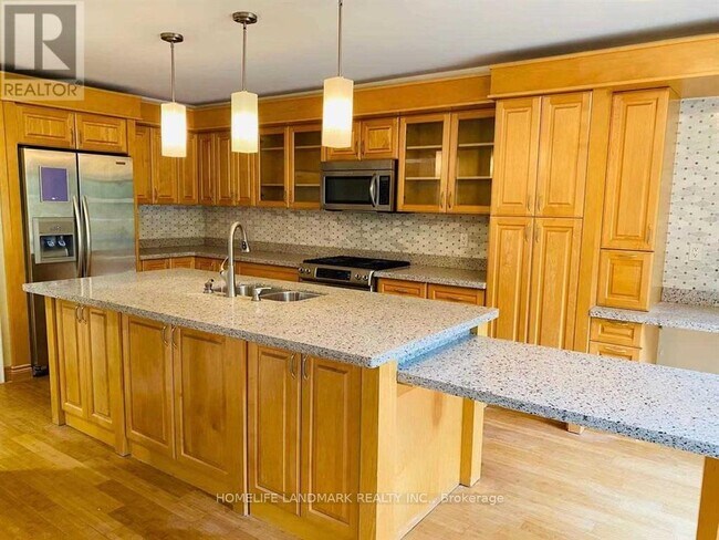 168 Timpson Dr in Aurora, ON - Building Photo - Building Photo