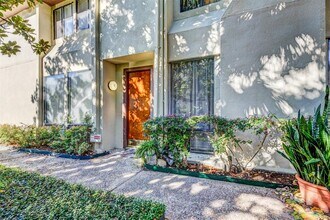 2409 Bering Dr in Houston, TX - Building Photo - Building Photo