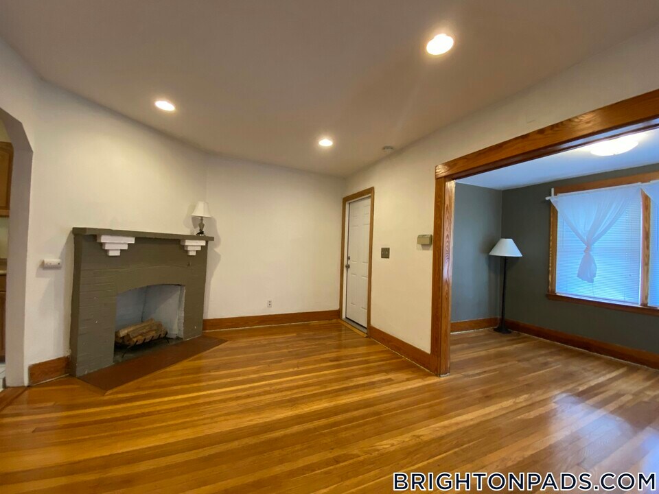 27 S Crescent Circuit in Boston, MA - Building Photo