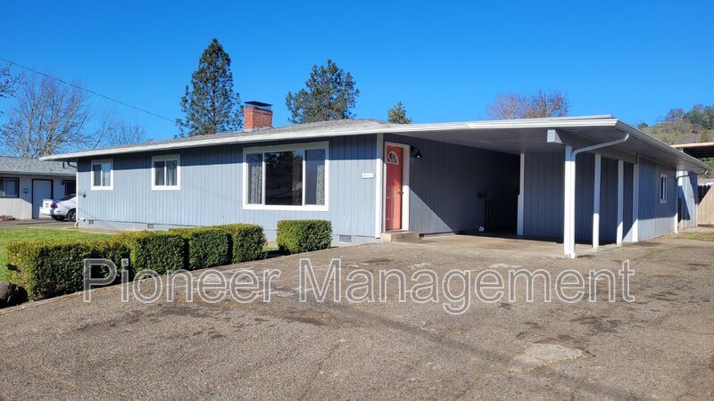 401 NW Tumlin Ave in Winston, OR - Building Photo