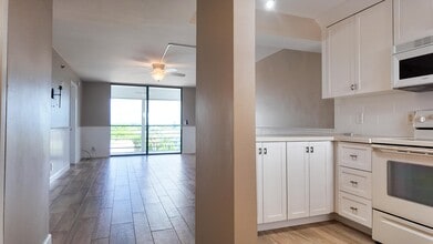 4640 Lucerne Lakes Blvd W in Greenacres, FL - Building Photo - Building Photo