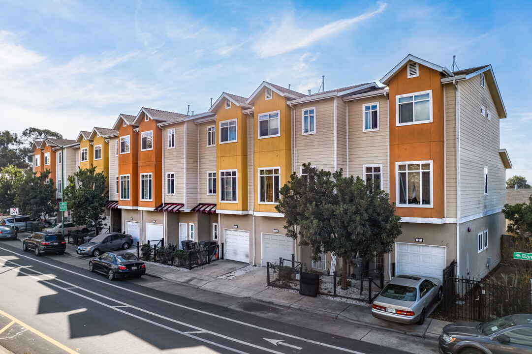 Bancroft Row in Oakland, CA - Foto de edificio