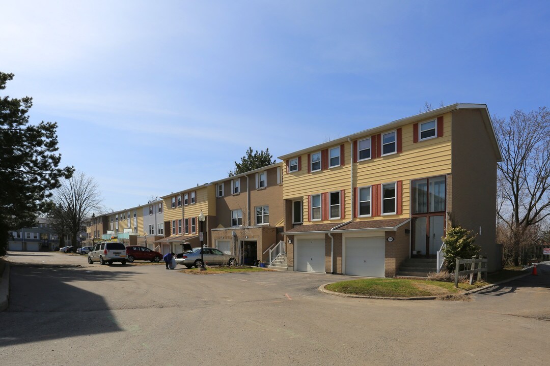 1654-1994 John St in Markham, ON - Building Photo