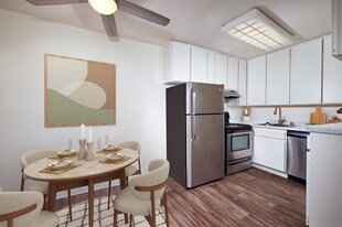 Mellmanor Apartments in La Mesa, CA - Building Photo