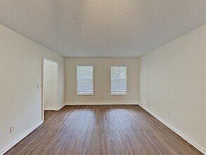 2275 Loren Falls Ct in Marietta, GA - Foto de edificio - Building Photo
