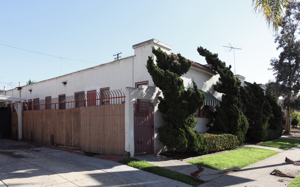 924 Redondo Ave in Long Beach, CA - Building Photo