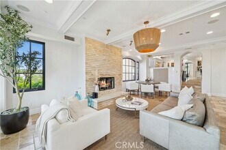 312 Carnation Ave in Newport Beach, CA - Building Photo - Building Photo