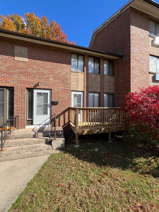 157 School St, Unit C in East Hartford, CT - Building Photo - Building Photo