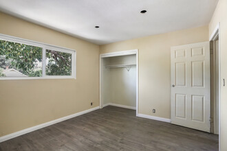 1001-1003 W Myrtle St in Santa Ana, CA - Building Photo - Interior Photo