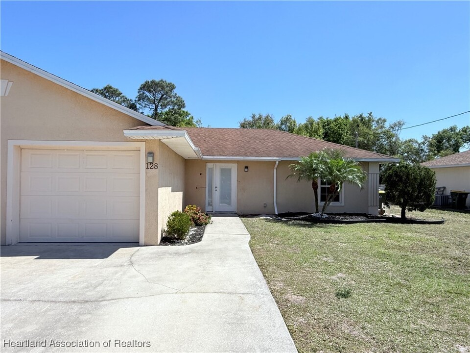 128 Wilson Way NE in Lake Placid, FL - Building Photo