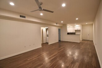 7851 Ventura Canyon Ave, Unit 110 in Los Angeles, CA - Building Photo - Building Photo