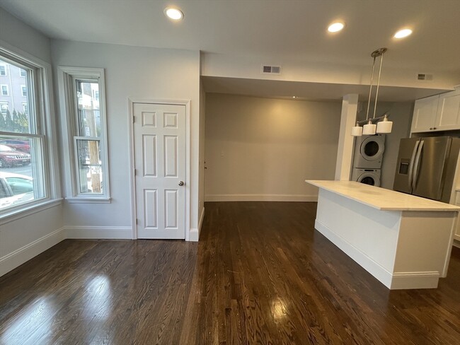 204 E Eagle St, Unit #1 in Boston, MA - Building Photo - Building Photo
