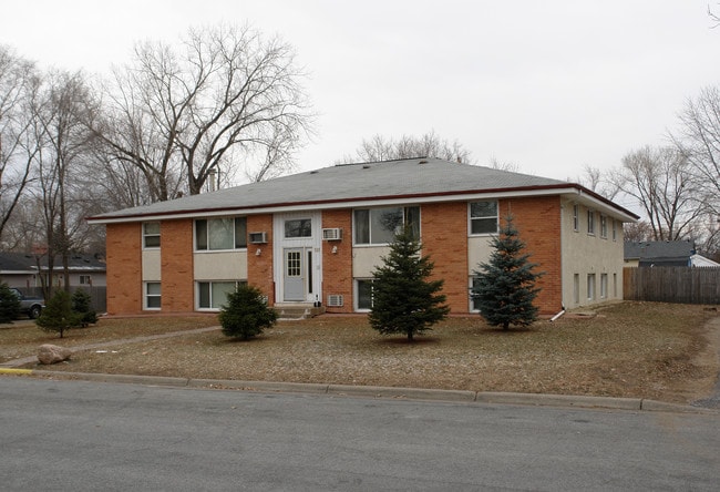 181 79th Way in Fridley, MN - Foto de edificio - Building Photo