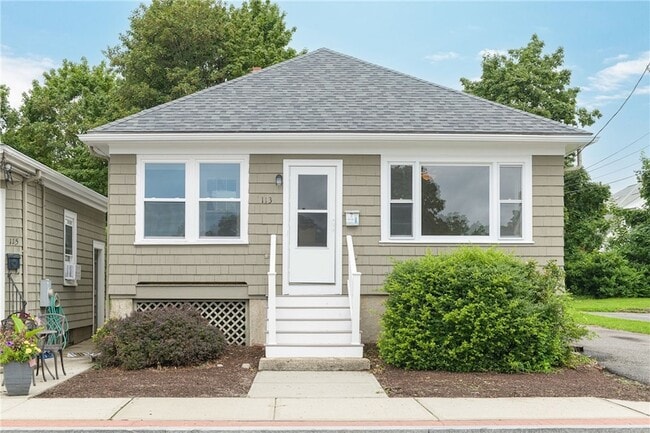 113 Maple Ave in Barrington, RI - Building Photo - Building Photo