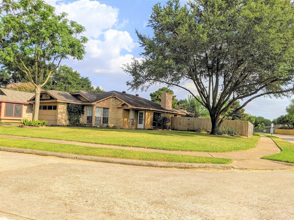 9131 Goodmeadow Dr in Houston, TX - Foto de edificio