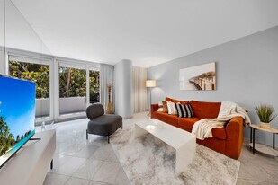 1717 N Bayshore Dr in Miami, FL - Building Photo