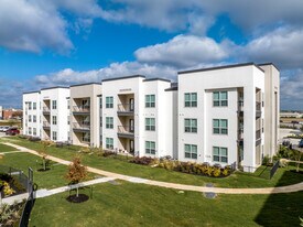 Moderno in New Braunfels, TX - Building Photo