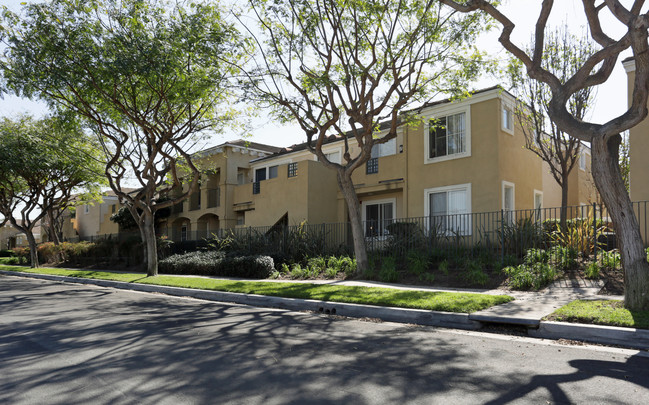 Harmony Court Apartment Homes in Redondo Beach, CA - Building Photo - Building Photo