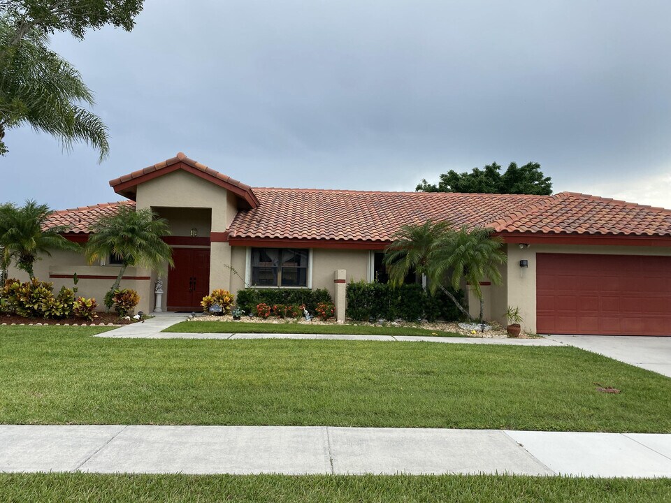 2153 Amesbury Cir in Wellington, FL - Building Photo