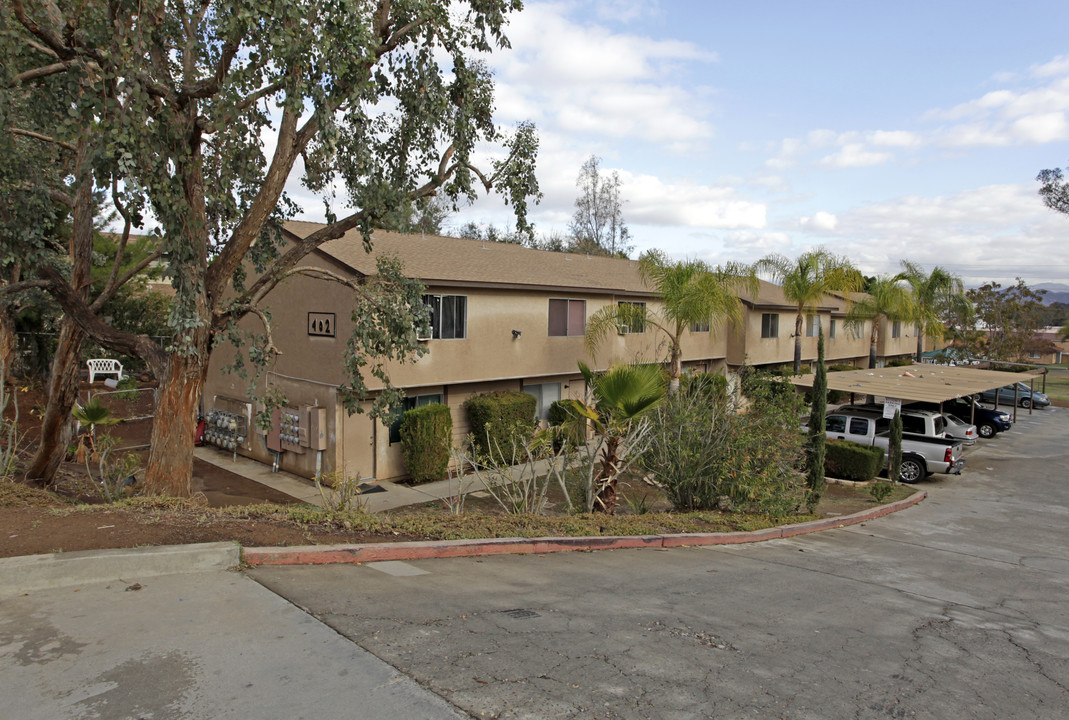 402 S Tulip St in Escondido, CA - Foto de edificio