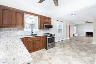 192 Spring St in Windsor Locks, CT - Building Photo - Building Photo