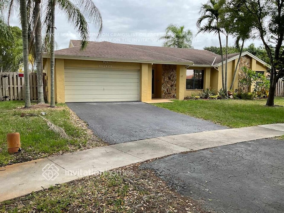 11709 SW 50th Ct in Cooper City, FL - Building Photo