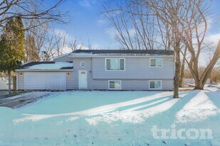 7 Fairway Dr in Monticello, MN - Building Photo