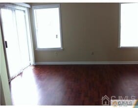 26 James Buchanan Dr in Monroe Township, NJ - Foto de edificio - Building Photo