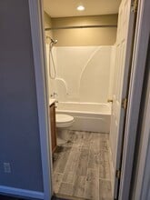 2102 Kingsbury Rd in Hendersonville, NC - Foto de edificio - Building Photo