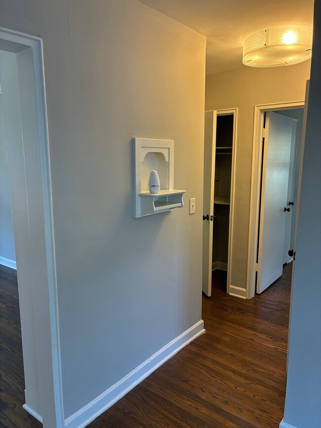 Avenue Willows 2 bed-1 bath with W/D inclu... in Louisville, KY - Building Photo - Building Photo