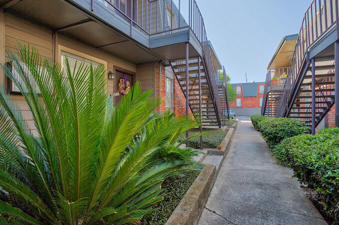 McCart Apartments in Fort Worth, TX - Building Photo