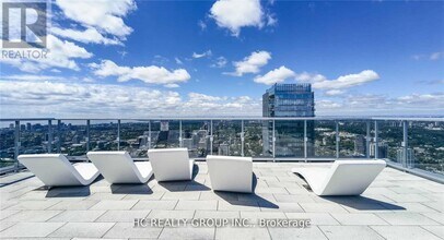 1 Yorkville Ave in Toronto, ON - Building Photo - Building Photo