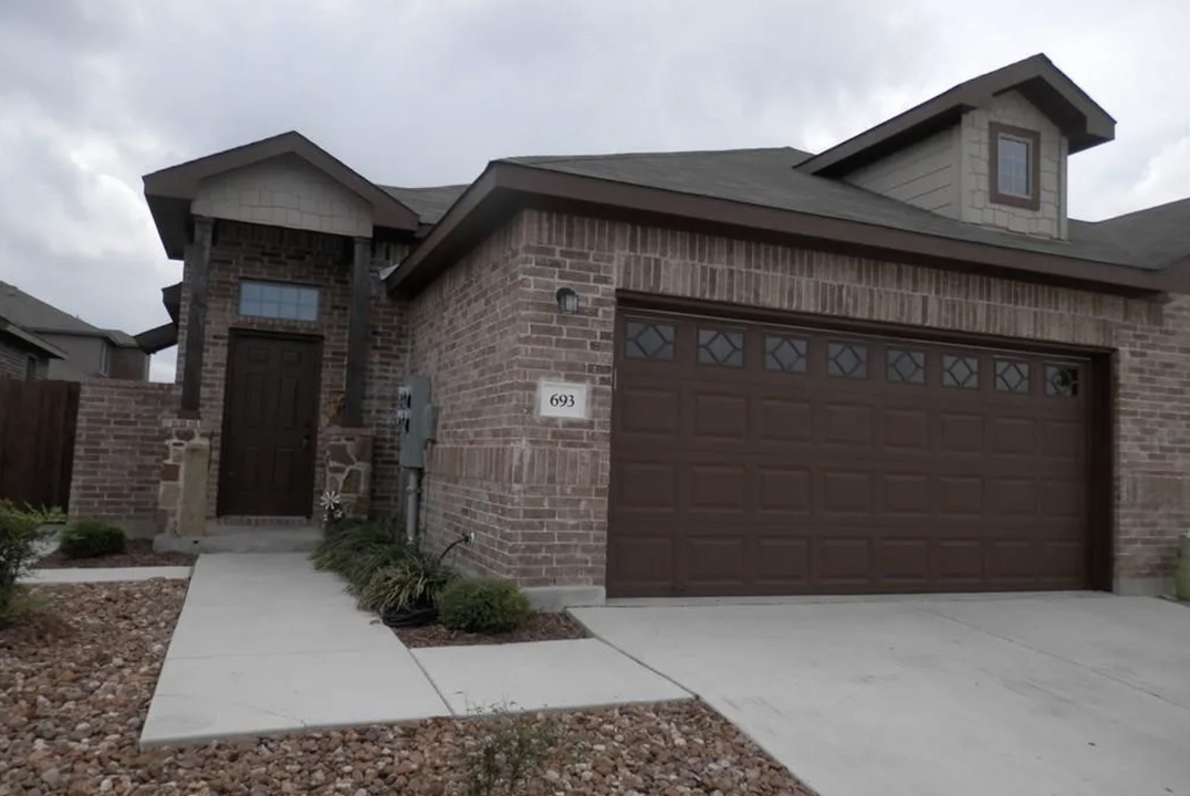 693 Creekside Cir in New Braunfels, TX - Building Photo