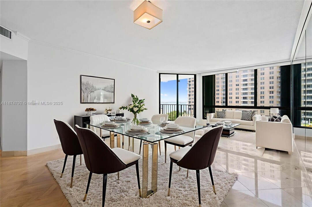 520 Brickell Key Dr in Miami, FL - Building Photo