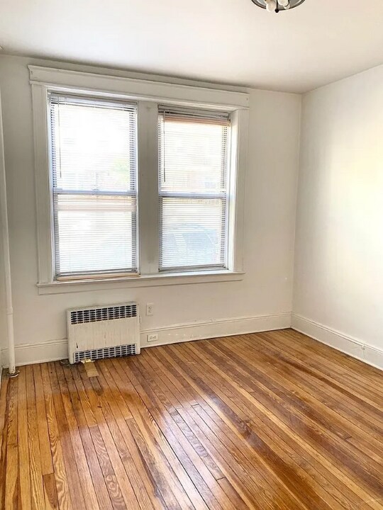 33-14 29th St in Queens, NY - Building Photo