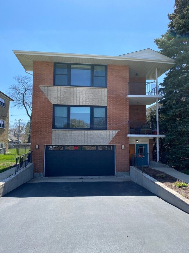 21 Burlington Ave, Unit 1 in Western Springs, IL - Building Photo - Building Photo