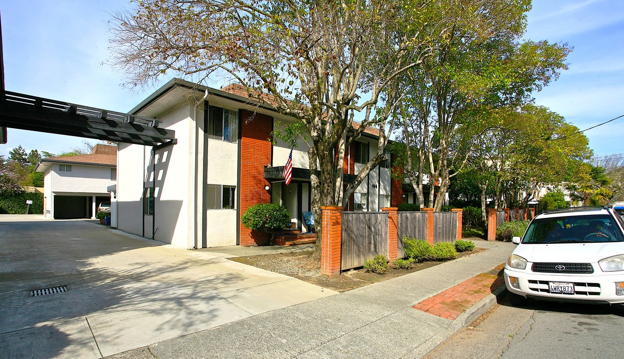 154-166 Tunstead Ave in San Anselmo, CA - Building Photo