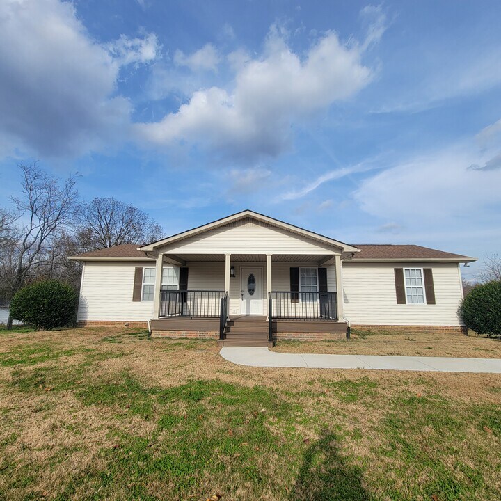 8095 Nashville Hwy in Baxter, TN - Building Photo