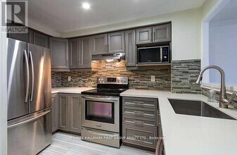 711 Rossland Rd E in Whitby, ON - Building Photo - Building Photo