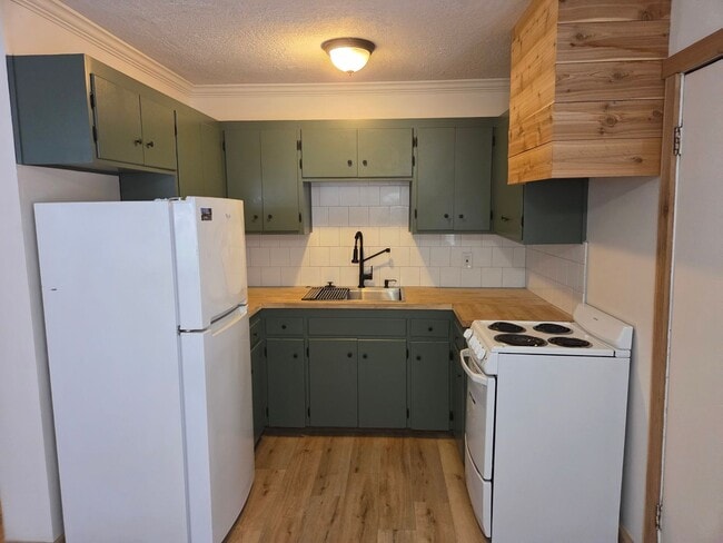 22859 Miners Ave in Twain Harte, CA - Building Photo - Building Photo
