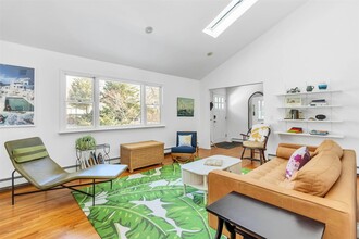 485 Pine Rd in Southold, NY - Foto de edificio - Building Photo